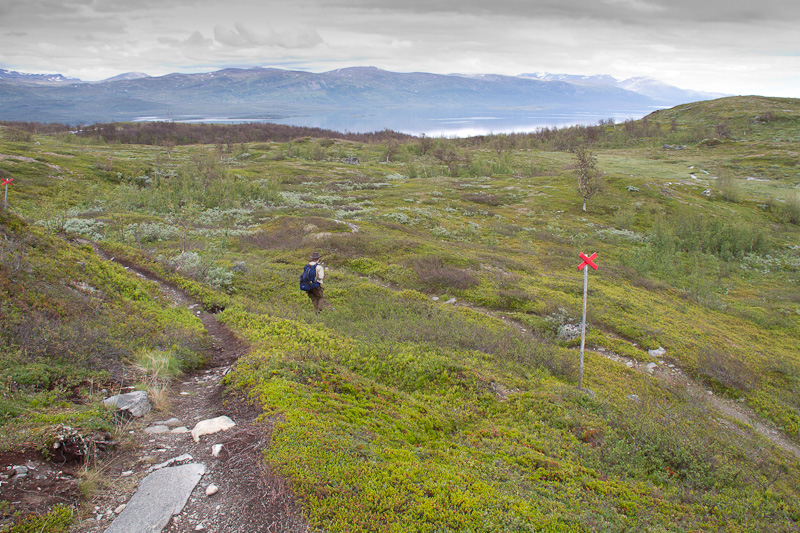 David och jag börjar vår vandring ner till Rallarkyrkogården.