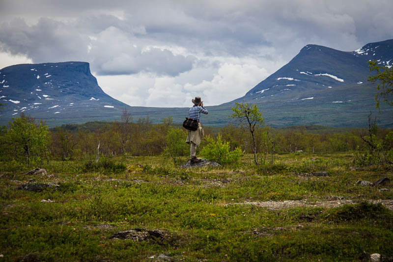 Vi gick efter  Njakajure naturstig och såg Lapporten och Dag Hammarskjölds tankar inhuggna i en sten på vid Abiskojokkas strand på en meditiationsplats